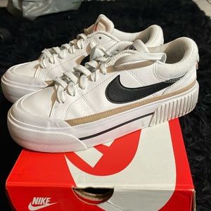 Women’s NIKE Court Legacy Lift